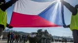 Češi vítají konvoj amerických a britských vojáků