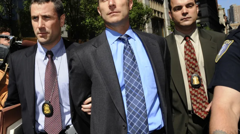 Federální agenti vedou bývalého manažera banky Bear Stearns Matthewa Tannina