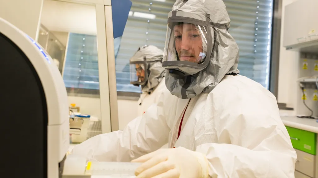 Virologové z Biologického centra AV ČR testují protilátky proti viru SARS-CoV-2 v laboratoři s vysokým stupněm zabezpečení BSL-3