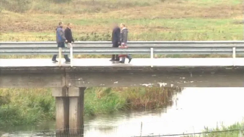 Výměna proběhla nad řekou, která oba státy odděluje