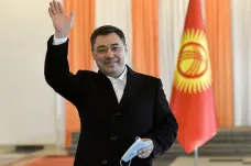 V prezidentských volbách v Kyrgyzstánu vítězí Žaparov. Loni se během nepokojů dostal z vězení a stal se premiérem