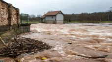 Rozvodněná řeka Labe v obci Heřmanice