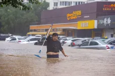Tajfun Doksuri zaplavil ulice Pekingu, úřady hlásí zemřelé a pohřešované