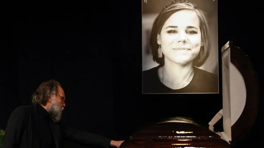 Alexander Dugin truchlí nad smrtí své dcery během vzpomínkového obřadu