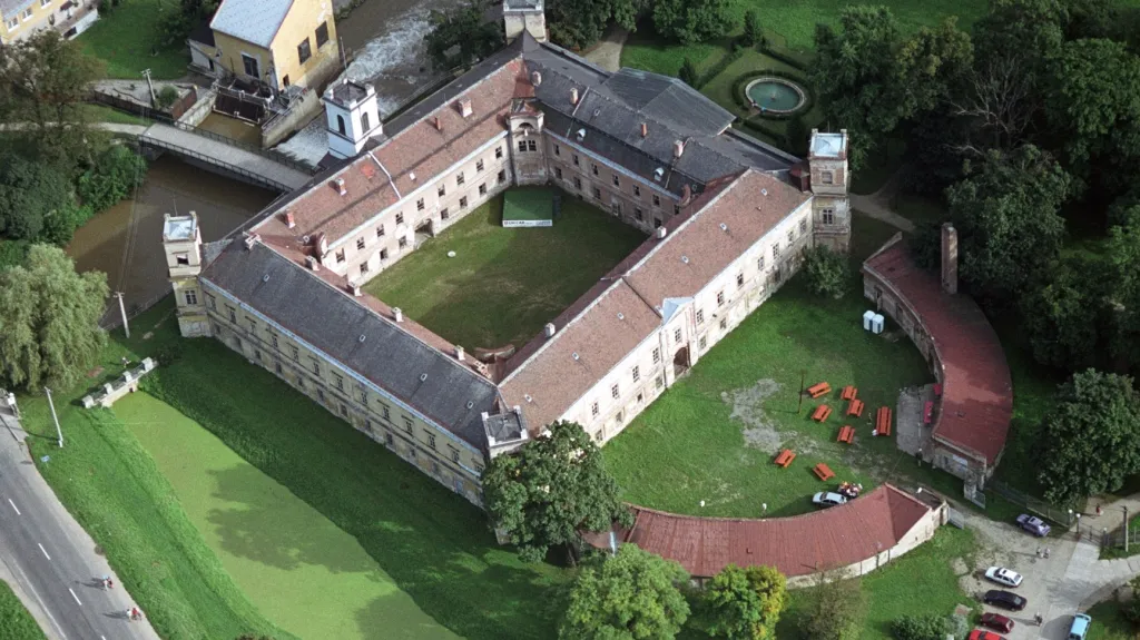 Letecký pohled na zámek ve Veselí nad Moravou