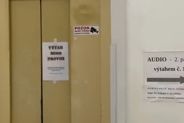 Výtah v pražské nemocnici Bulovka v neděli nespadl, kvůli přetížení sjel pomalu dolů
