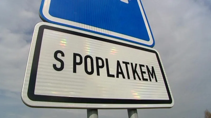 Za izolovaný úsek rychlostní silnice R6 musí řidiči platit. Známky však došly.