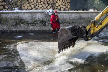 Hasiči varují před bruslením na tenkém ledě