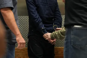 Americké úřady zadržely stovky migrantů v továrně Hyundai, Soul protestuje