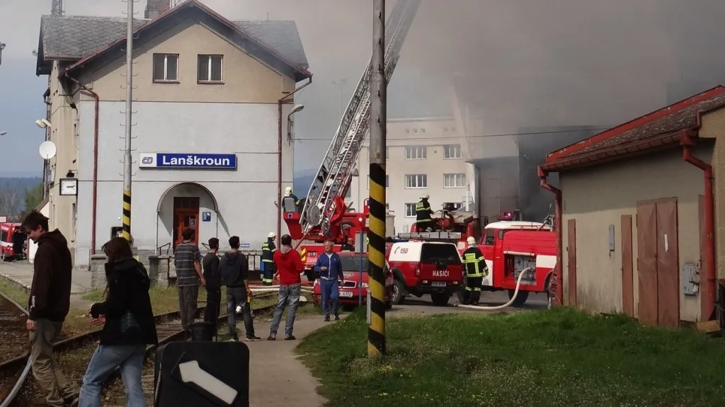 Hasiči likvidují požár galvanovny v Lanškrouně
