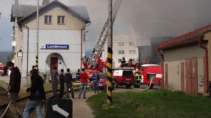 Hasiči likvidují požár galvanovny v Lanškrouně
