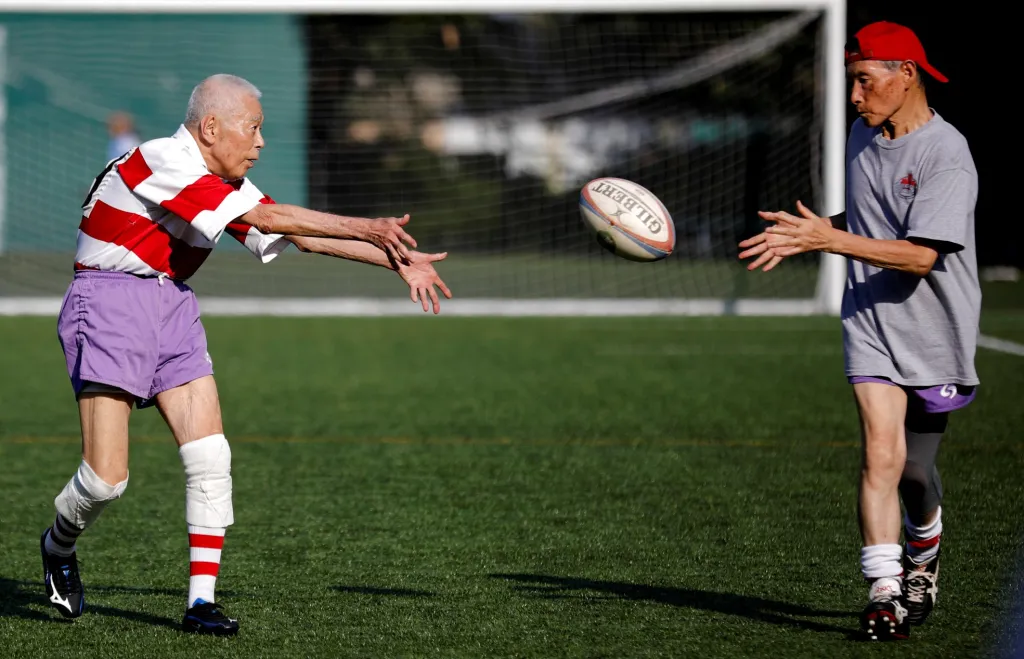 Ryuichi Nagayama na obrázku vlevo se ve svých 86 letech účastní ragbyového utkání jako nejstarší aktivní hráč ragby v Japonsku