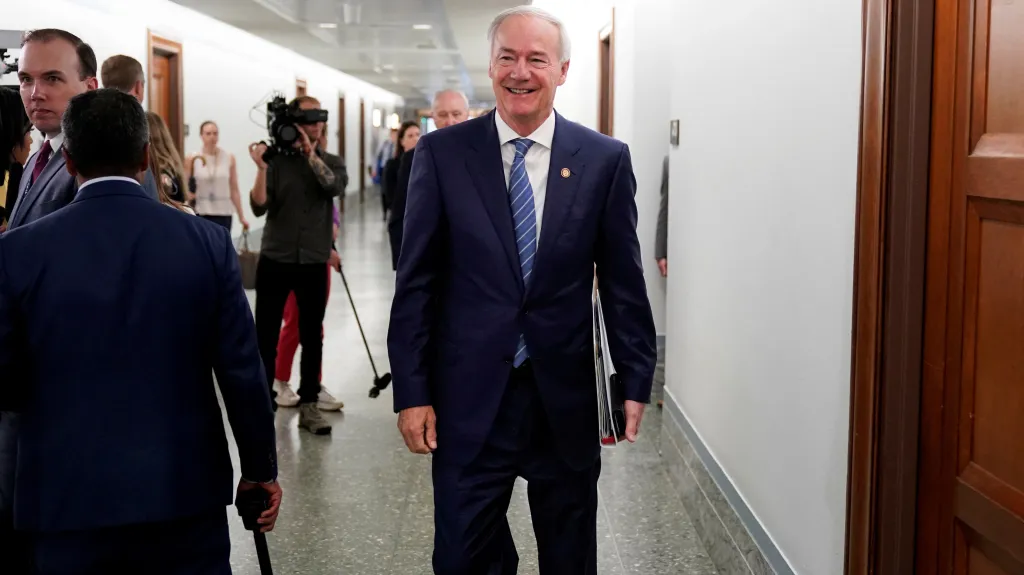 Asa Hutchinson v prosinci 2021