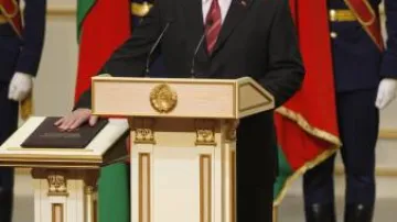 Lukašenko slavnostně přísahá při své inauguraci