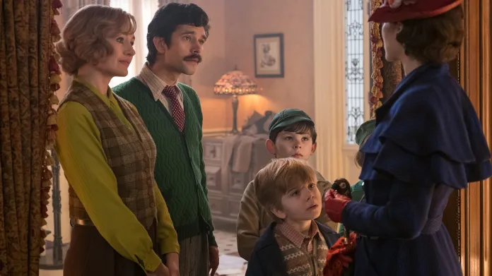 Z filmu Mary Poppins se vrací - Emily Mortimerová a Ben Whishaw jako dospělé verze Jane a Michaela s dětmi a Mary Poppins