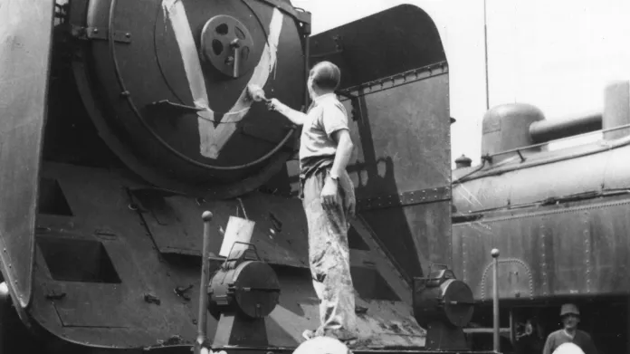 Čím byly za komunismu rudé hvězdy, to představovala Véčka za okupace. Měla symbolizovat myšlenku německého vítězství a objevila se na čele všech lokomotiv ČMD včetně 387.002.