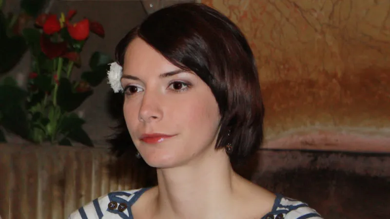 Dorota Nvotová u plakátu k filmu Fulmaya, děvčátko s tankýma nohama