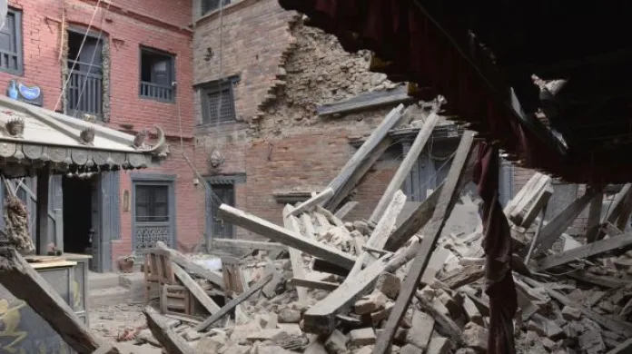 Otřesy proměnily vzácné centrum Káthmándú v trosky