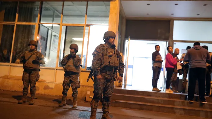 Zdravotní středisko v Santiagu de Chile střeží armáda