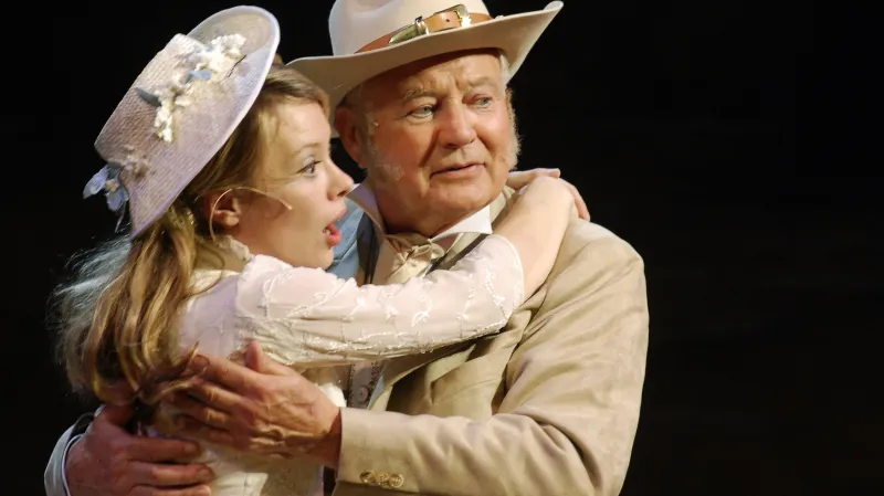 Karel Fiala a Linda Rybová v divadelní inscenaci Limonádového Joea v Hudebním divadle Karlín