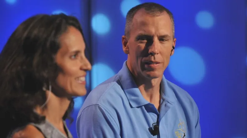 Indira a Andrew Feustelovi