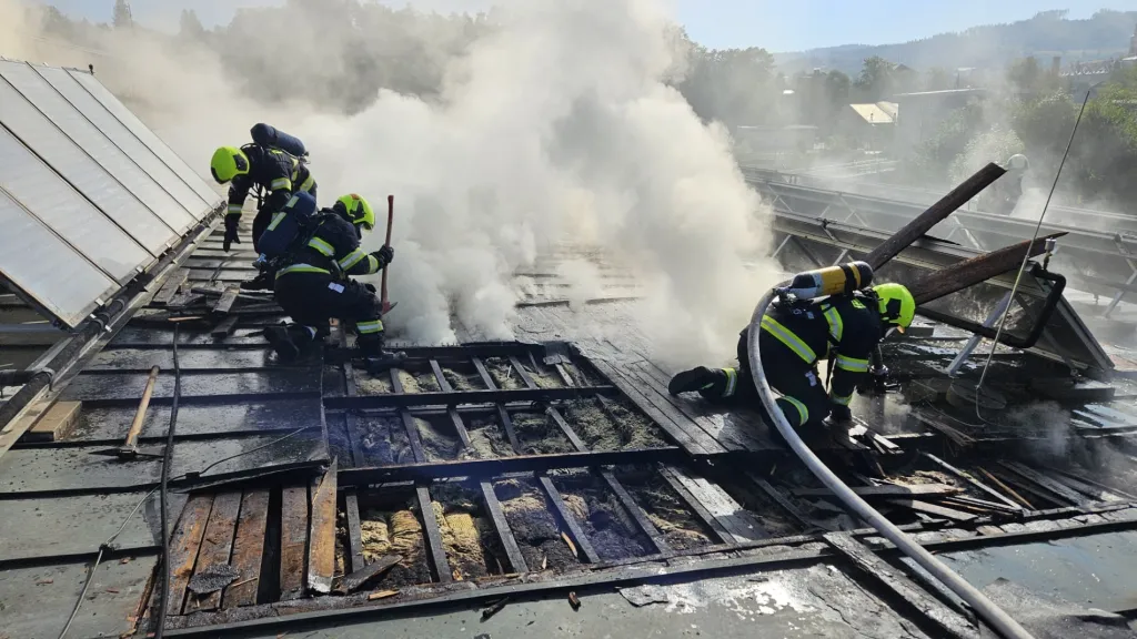 Požár střechy bazénu v Českém Krumlově