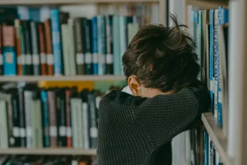 Tlak na výkon i nepochopení dopadá na žáky. Zlepšit duševní zdraví má nová strategie
