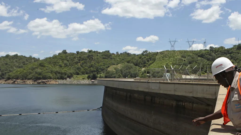 Pohled na přehradu na jezeře Kariba, snímek z února 2016