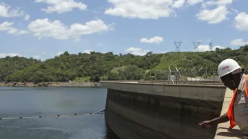 Pohled na přehradu na jezeře Kariba, snímek z února 2016
