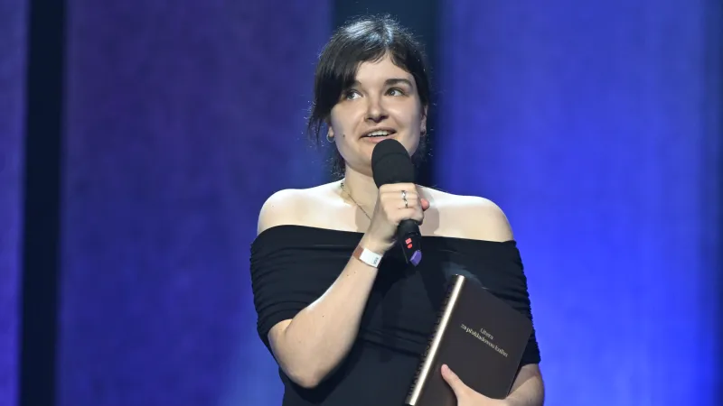 Literu za překladovou přebírá překladatelka Anna Štádlerová za knihu zimbabwské autorky Slavné časy