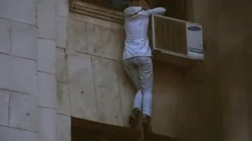 Před požárem Domu odborů v Oděse se někteří pokoušeli zachránit skokem z okna