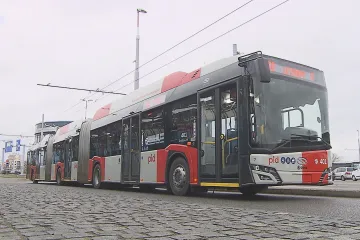 Mamutí trolejbus svezl první cestující. Má tři články a délku 24 metrů