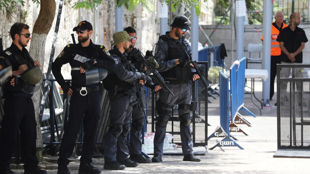 Izraelští policisté u detektorů na Chrámové hoře