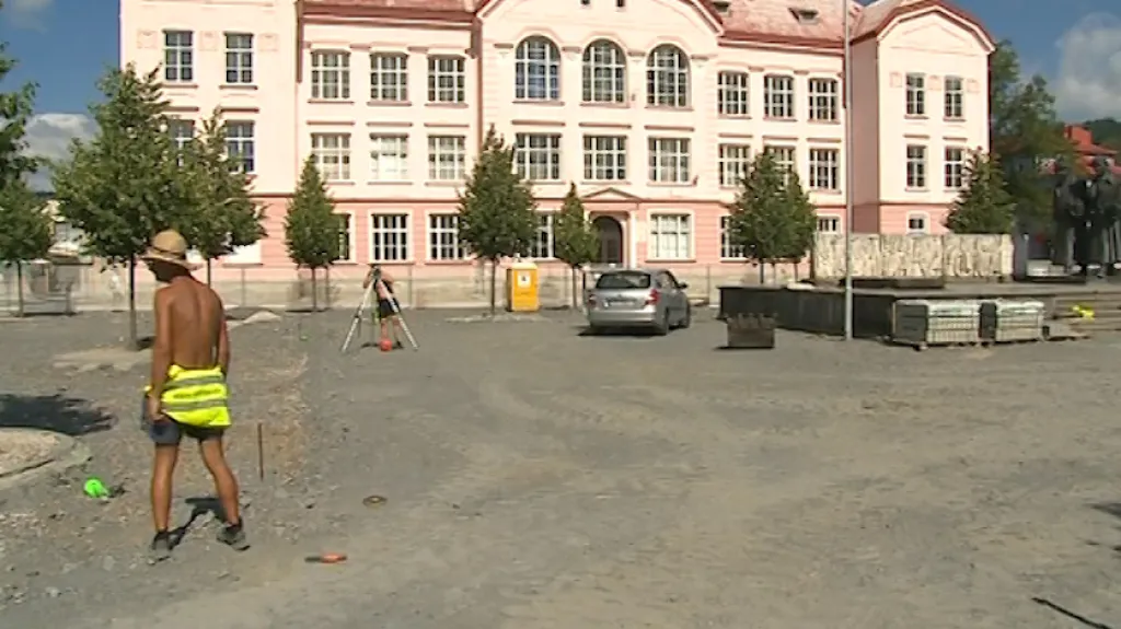 Vsetínská radnice začala znovu opravovat náměstí Svobody
