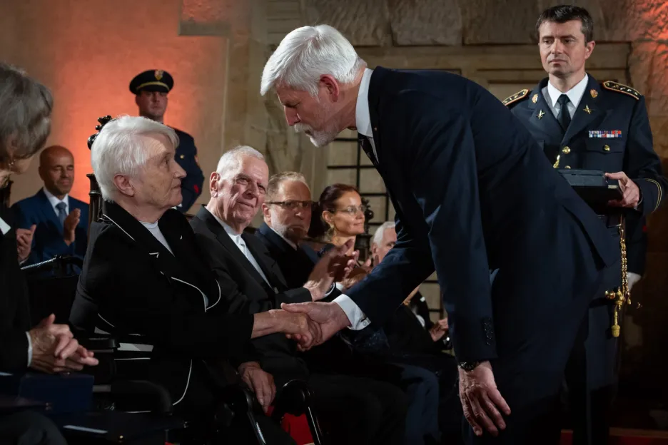 Během oslav Dne vzniku samostatného československého státu 28. října udělil prezident státní vyznamenání ve Vladislavském sále Pražského hradu