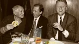 Bill Clinton a Václav Havel s Bohumilem Hrabalem v pivnici U Zlatého tygra (1994)