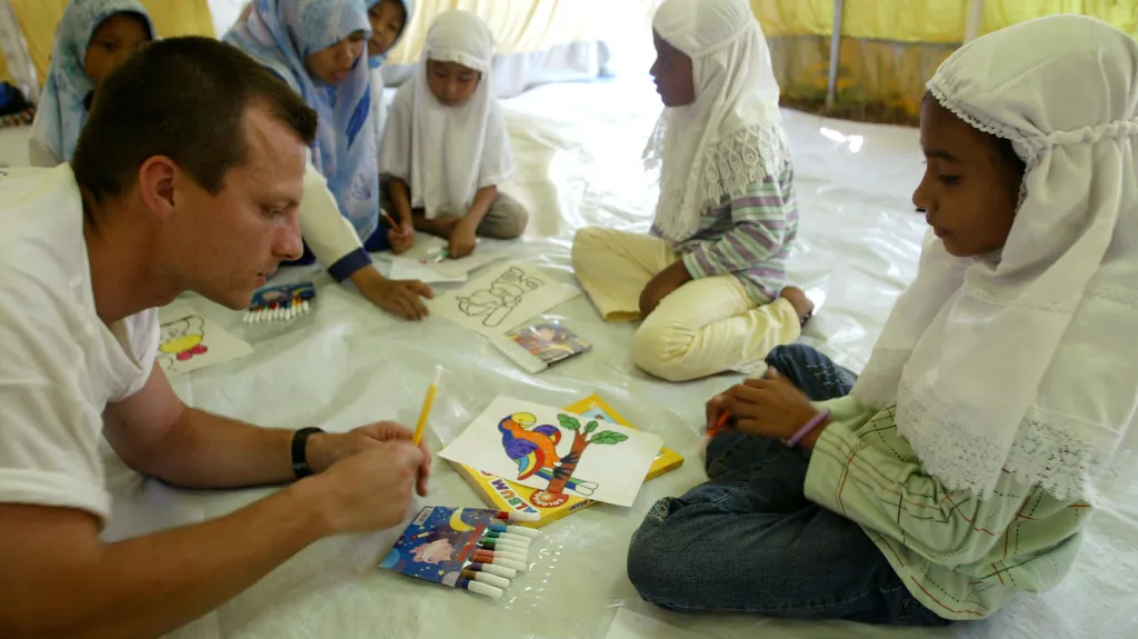 Francouzský dobrovolník UNICEF vyučuje ve vesnici zasažené tsunami v Indonésii (2005)