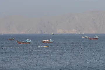 Nejméně dvě obchodní lodě zasáhla palba ve znovu uzavřeném Hormuzském průlivu