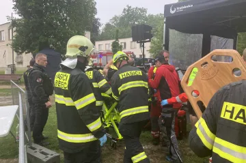 Počet hospitalizovaných po úderu blesku v Liberci se zvýšil na 22