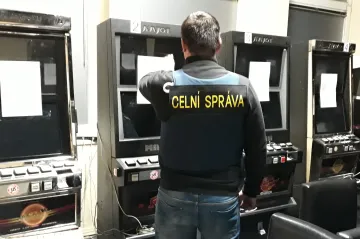 Nelegální herny z měst stále nezmizely. Provozovatele neodrazují ani zátahy celníků a pokuty