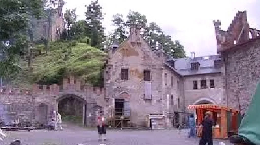 Nádvoří Horního hradu na Karlovarsku