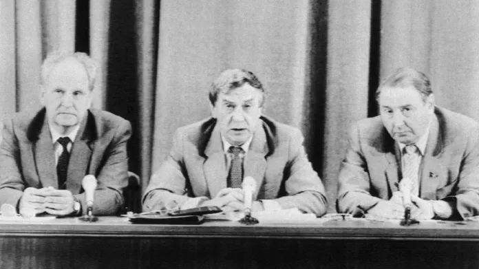 Pučisté Boris Pugo, Gennadij Janajev a Oleg Baklanov na tiskové konferenci (20. 8. 1991)