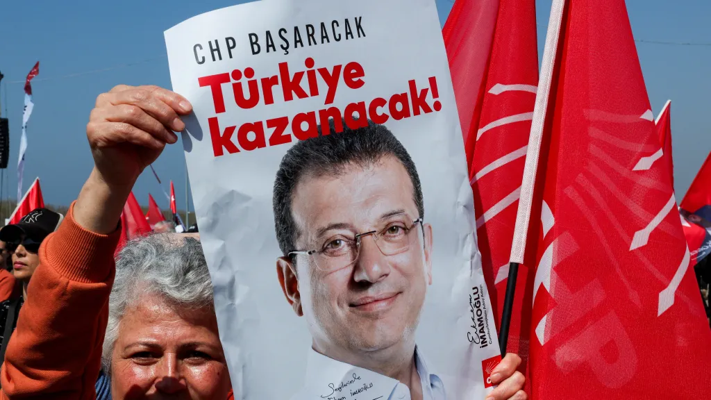 Transparent s istanbulským starostou Ekremem Imamogluem během protestního shromáždění proti jeho zatčení