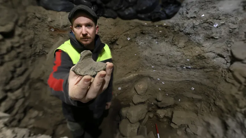 Filip Prekop v místě objevu nejstarší hradby