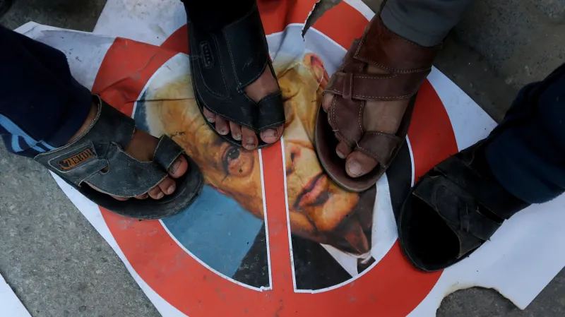 Palestinci oslavují Šaronovu smrt