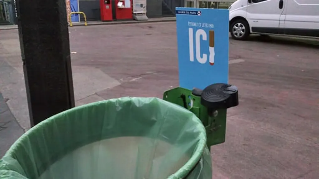 Paříž bojuje proti nedopalkům na ulicích