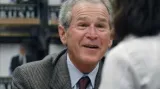 George Bush při autogramiádě svých pamětí