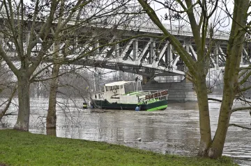 Nejvyšší povodňový stupeň dále platí na Labi. V Litoměřicích se uvolnilo molo s lodí