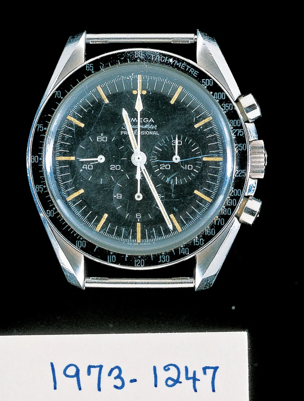 Po sérii přísných testů se prokázala vysoká úroveň, přesnost a spolehlivost chronografu Omega Speedmaster, který byl vybrán NASA pro americký kosmický program v roce 1964. Požadavky programu vyžadovaly ručně natahovací chronograf, který musel být vodotěsný, odolný proti nárazům, antimagnetický, schopný odolat teplotám od 0 do 200 stupňů a vydržet přetížení 12 G. Tyto konkrétní hodinky měl na ruce Neil Armstrong během celého letu