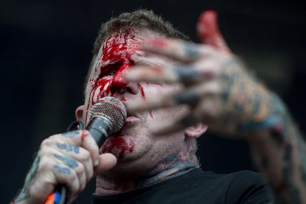 Zpěvák Jack „Choke“ Kelly z americké kapely Slapshot si během vystoupení roztrhl čelo o stojan mikrofonu